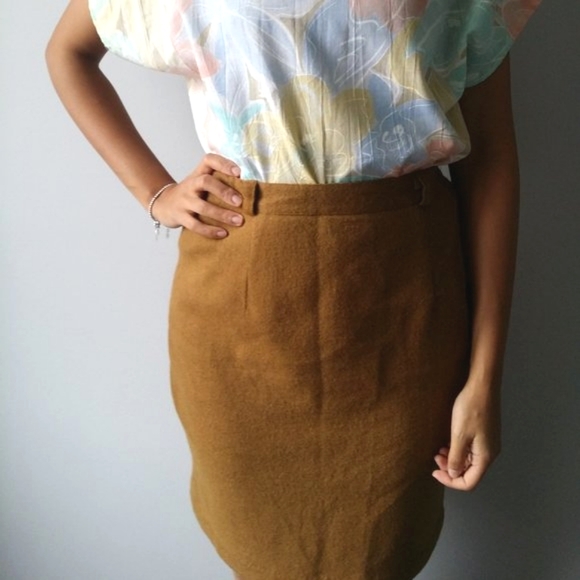 1990's Minimalist Camel Knit Skirt - Picture 2 of 5